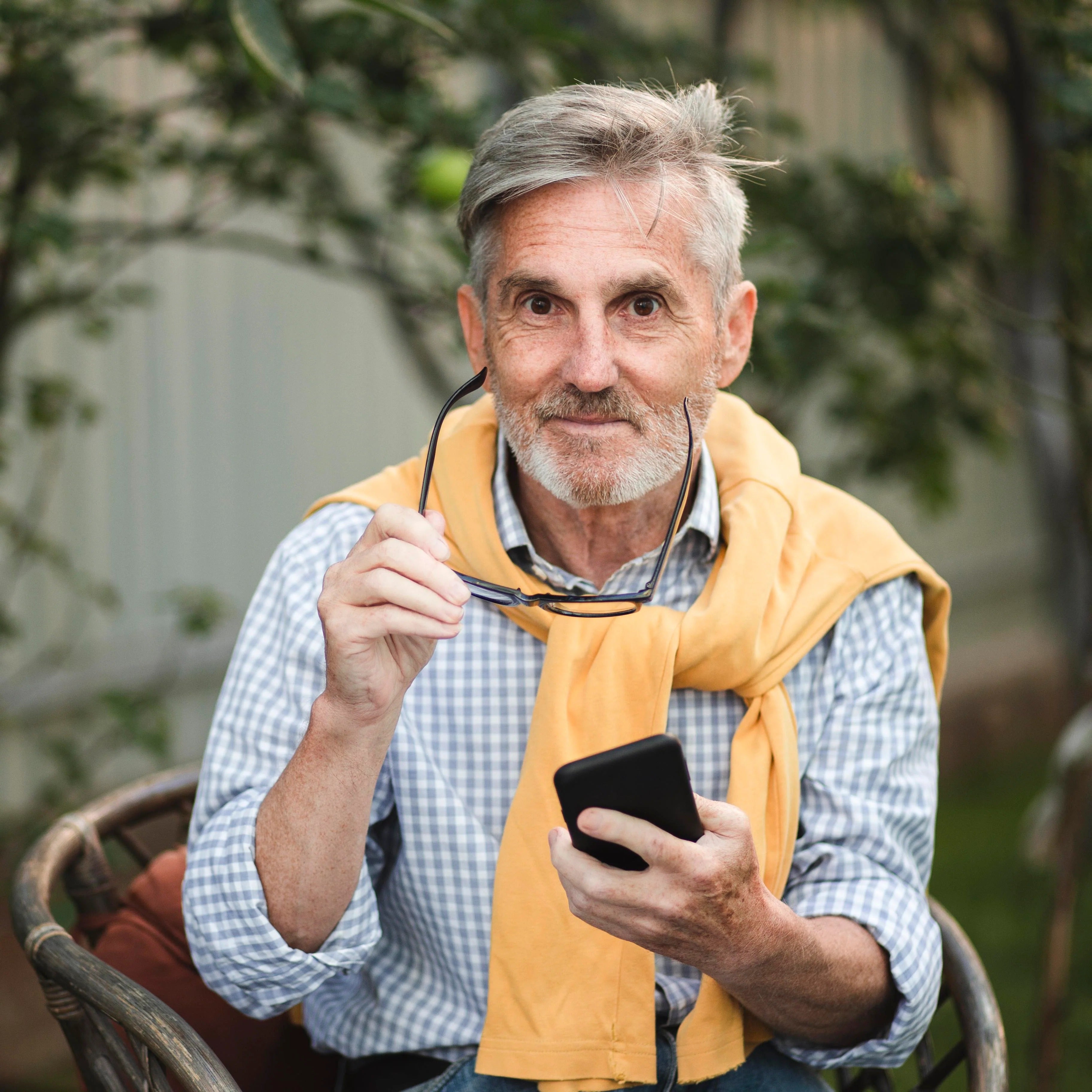 files/imageye___-_imgi_16_medium-shot-smiley-man-holding-smartphone_5daee9b8-5f5d-4311-a1cc-4db66d5cb5f6.jpg